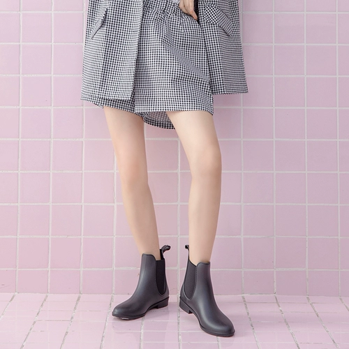 HNI Мода дождь Sheng Женская набор сладкая обувь корейская глобальная обувь анти -чельсика для воды для взрослых водонепроницаемые короткие плетеные дождевые ботинки