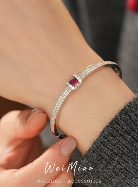 镶红色锆石圆形卡扣手镯精致气质百搭时尚手链感轻奢手饰