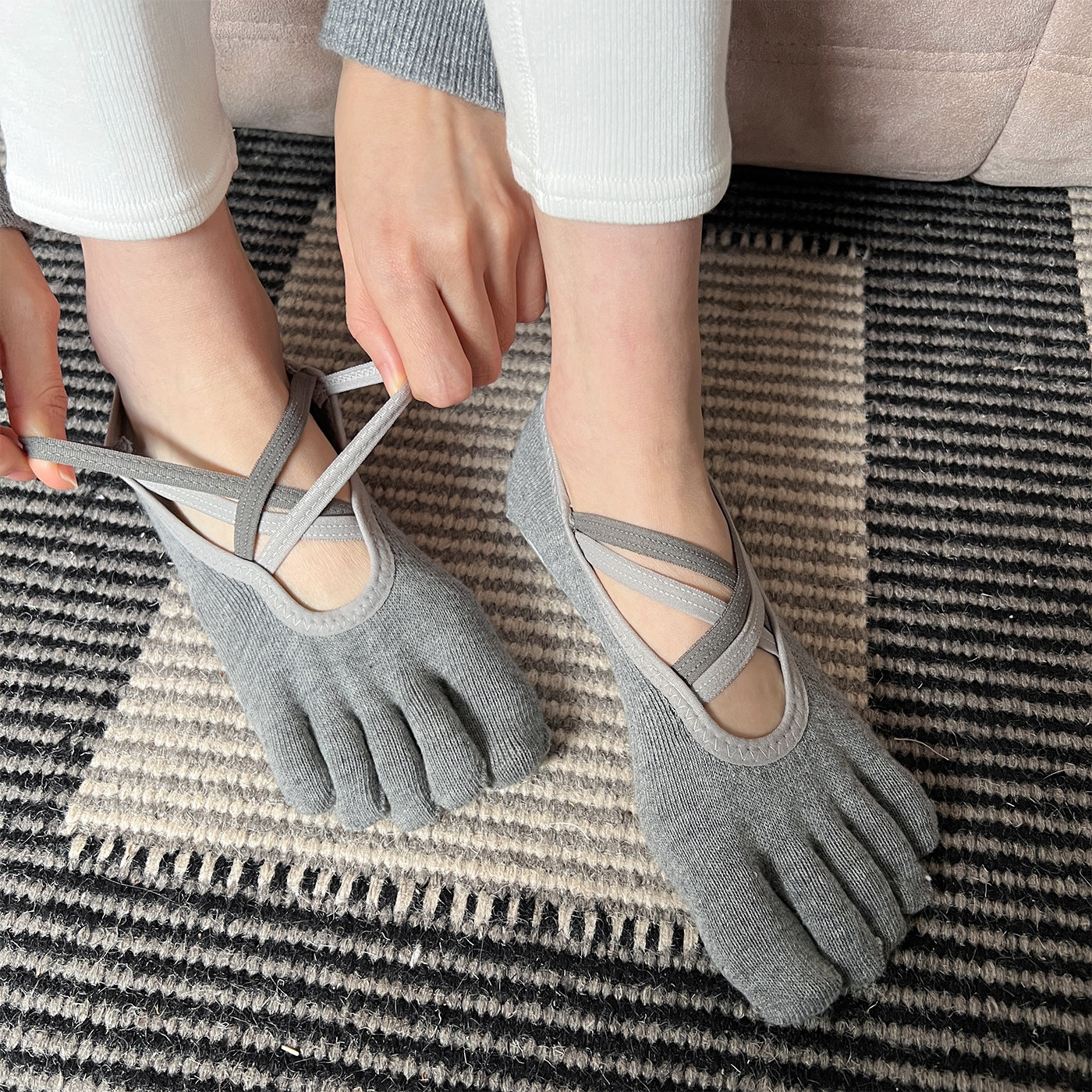 夜间教习室五指瑜伽袜女秋冬交叉绑带防滑地板袜子运动健身分趾袜,淘宝优惠券,粉丝福利购,淘宝优惠卷