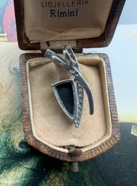 伦敦买回925银镶锆石黑玛瑙吊坠，造型别致尺寸3*1.3cm