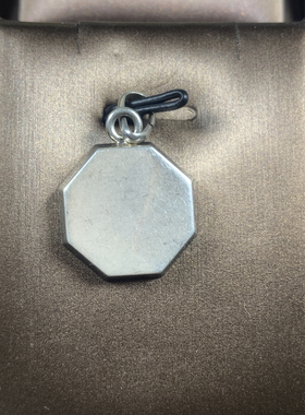 伦敦买回   925银八角牌海螺图案，纯银材质，直径1.84cm