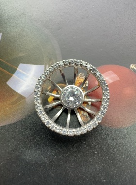 925银镶钻圆形太阳轮吊坠，镂空放射设计有“众星捧月”的视觉感