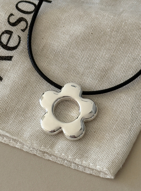 大米饰品】韩国小众设计感花朵长款黑绳长项链简约秋冬新款毛衣链