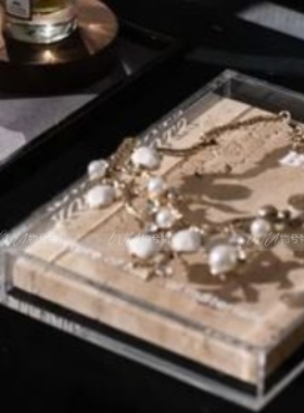 WU.物兮物 法式轻奢现代样板间梳妆台羽毛帽子香水项链化妆桌飾品