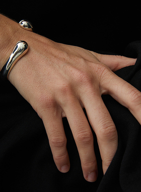 EWEST艺未 2025新款水滴素面银手镯女小众设计感镯子高级大气首饰