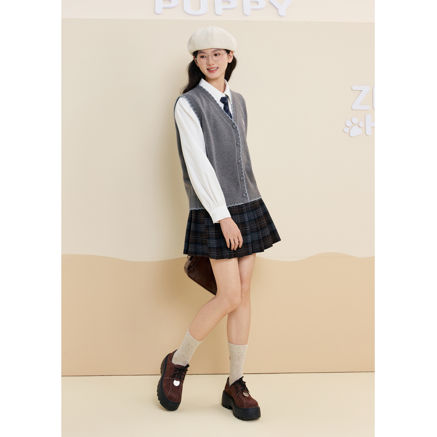 紫涵v领无袖针织马甲女2025年冬季新款撞色花边刺绣叠穿马夹背心 - 图1