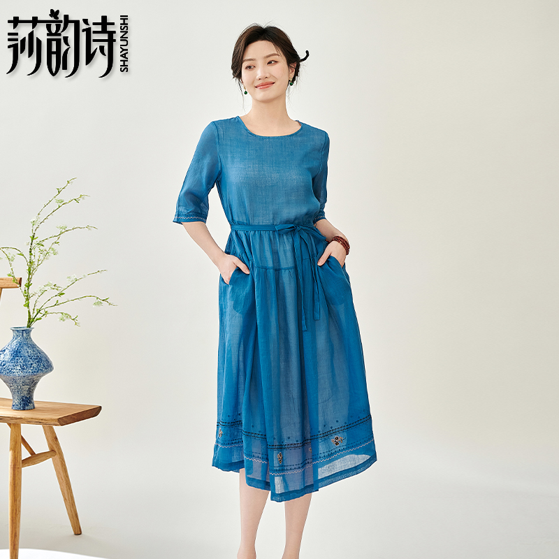 度假旅行文艺圆领宽松系带苎麻连衣裙夏季新款蓝色绣花棉麻长裙子