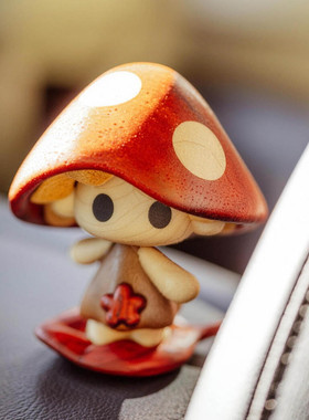 原创winki蘑菇人实木潮玩手办车载摆件治愈系车内中控台装饰