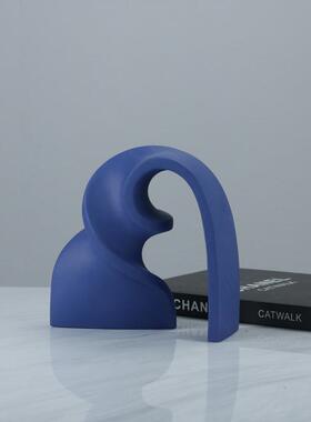 现代简约蓝色树脂扭曲丝带摆件书房红酒柜桌面米兰时尚轻装饰品