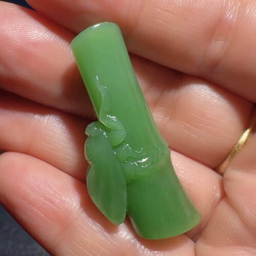和田玉碧玉一鸣惊人节节高挂件7号矿老坑料菠菜绿颜色漂亮重9克 - 图2