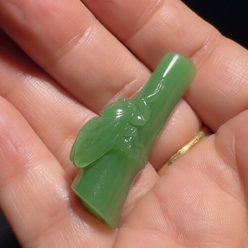 和田玉碧玉一鸣惊人节节高挂件7号矿老坑料菠菜绿颜色漂亮重9克 - 图1