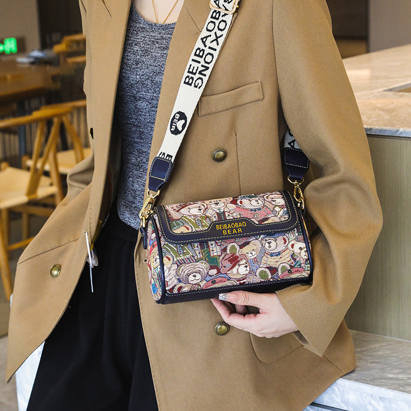 法国轻奢枕头包女2026新款高级感卡通小熊波士顿宽肩带单肩斜挎包,淘宝优惠券,粉丝福利购,淘宝优惠卷