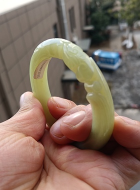 新疆若羌黄口料鱼形雕花手镯天然玉石质地细腻温润55mm女款带证书