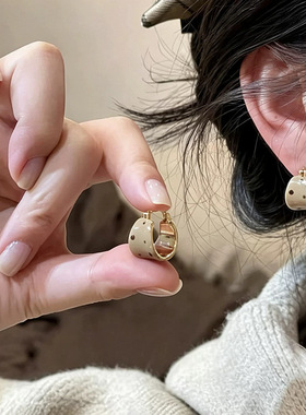 冷淡风波点宽版C形黄铜耳环