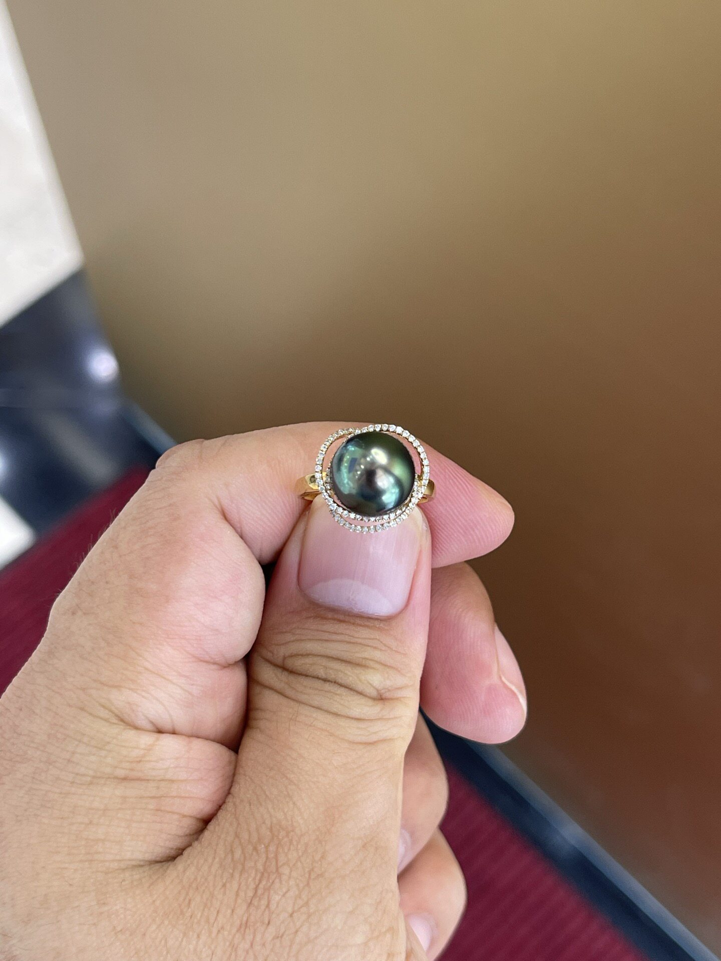 Tahitian malachite green ring with shiny 10.9mm 18k natural diamonds