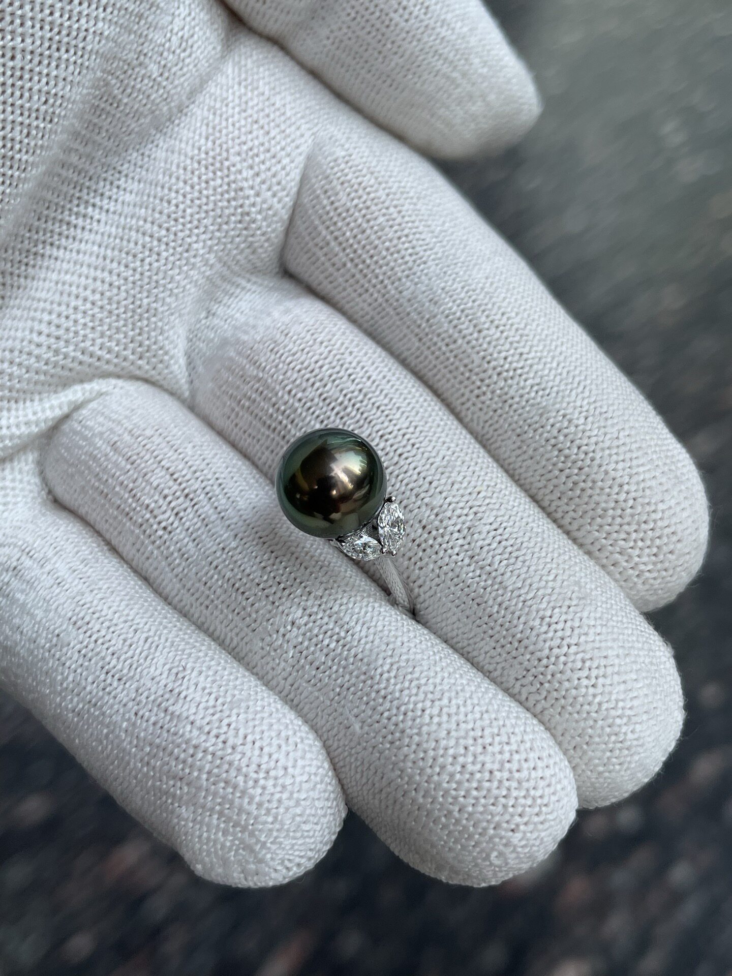 Gold heart 11.21mm Tahitian malachite green ring Seiko S925 cultivated diamond, shot in natural light