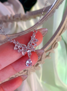 水滴蝴蝶项链，给锁骨增添