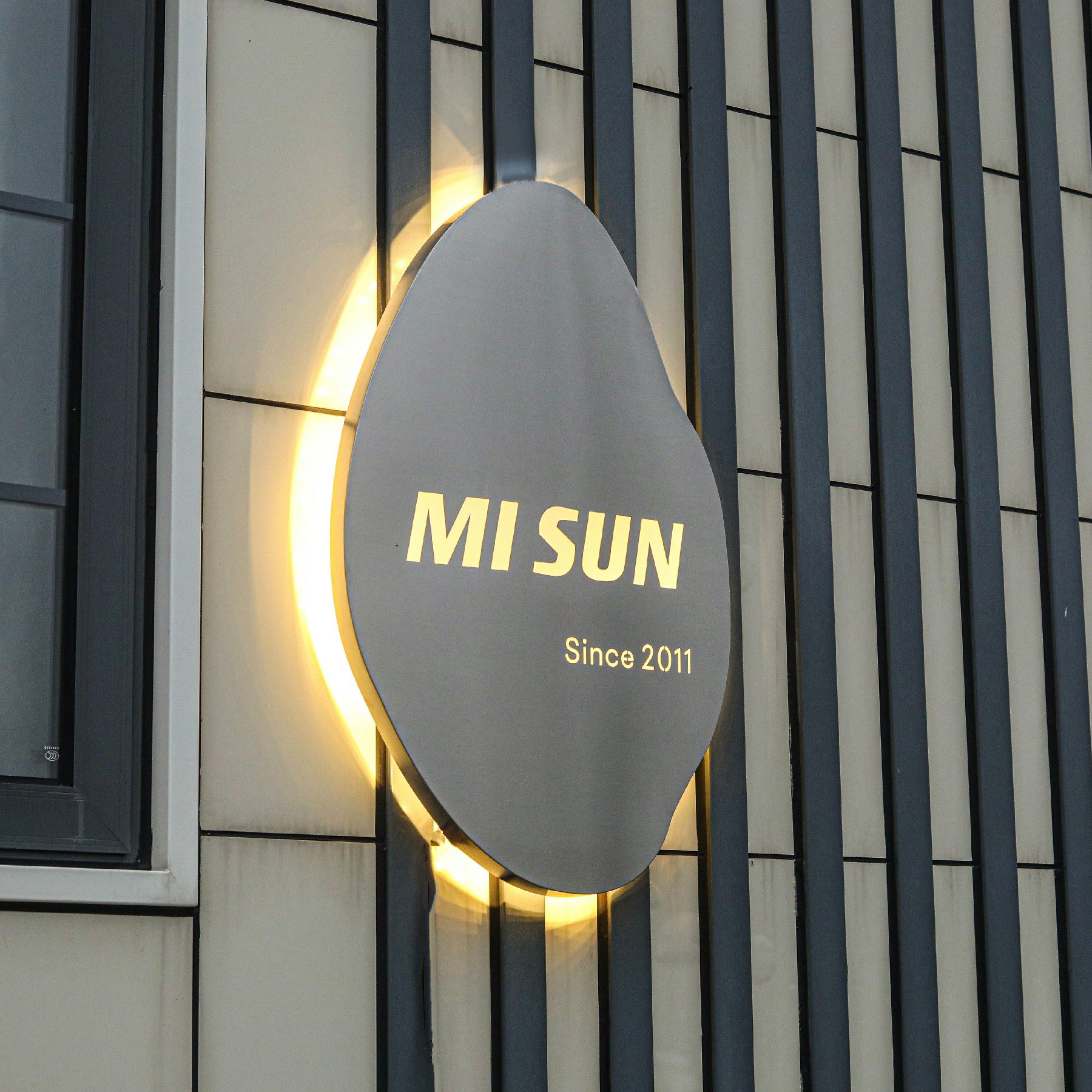 创意不锈钢金属镂空灯箱展示牌美甲门头招牌led发光字广告牌定制