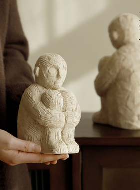 侘寂风艺术抽象做旧抱膝人物摆件