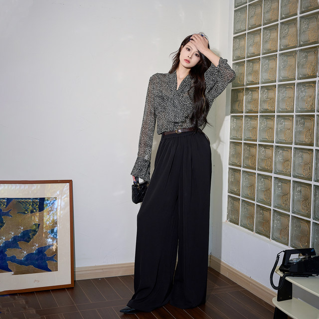 Black and white polka dot bottoming shirt is a classic style that looks great with