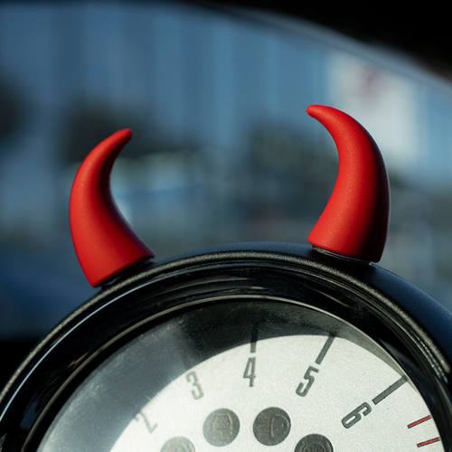 汽车方向盘仪表台小恶魔牛角红色个性创意转速表摆件出风口装饰品 - 图0