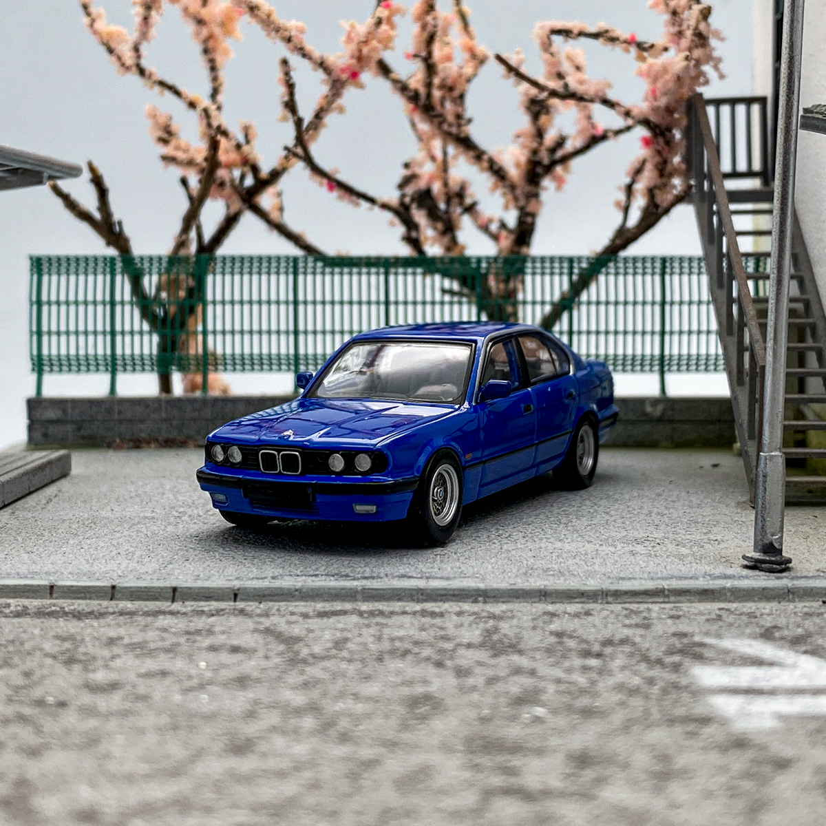 现货 DCM 1:64宝马BMW 7系 E34 5系合金汽车模型摆件-图1