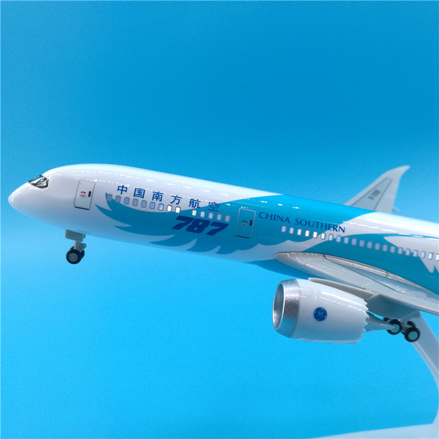 China Southern Airlines 787 detachable landing gear with lights