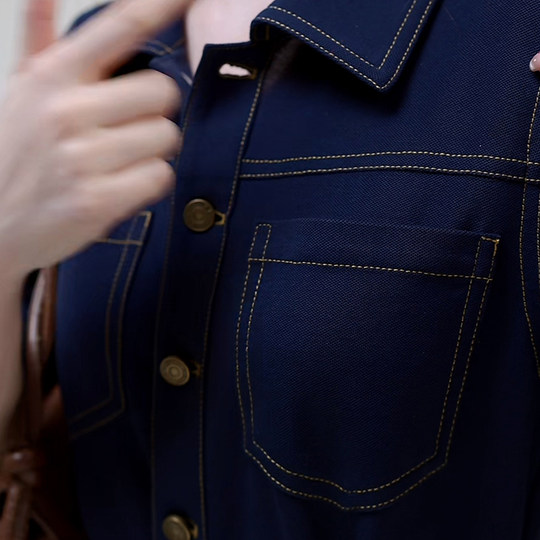 Stylisches Jeanskleid im Commuter-Stil