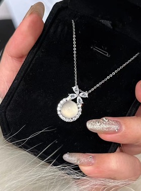 吊坠在逃公主冰种蛋面名媛风