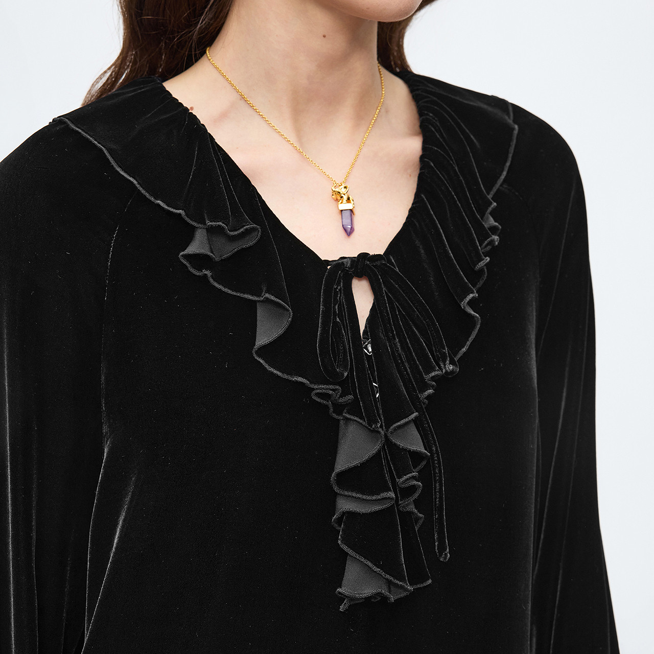 朗姿丝绒荷叶边V领复古设计感上衣时尚通勤衬衫女2025年冬季新款,淘宝优惠券,粉丝福利购,淘宝优惠卷