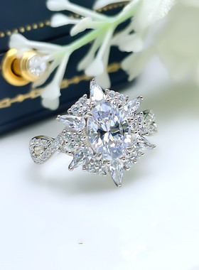 银镀金冰雪花戒指镶嵌莫桑钻