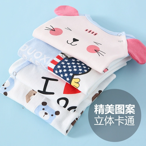 0-12 месяцев новорожденной в соединении в летнем летом, поднимаясь с милой сетью красные, перенесенные ребенка и женщины-младенцы