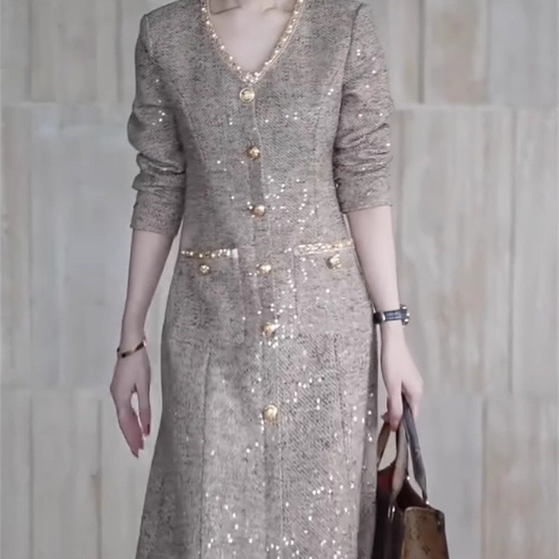 法式2025春季女网红炸街优雅中年气质细闪温柔香风重工连衣裙穿搭 - 图3