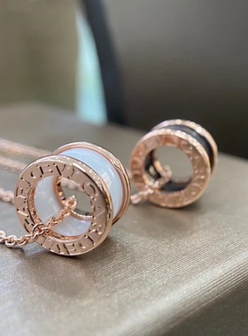 V金镀18K小蛮腰弹簧项链女男女情侣黑陶瓷慈善款锁骨链不掉色钛钢