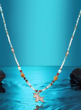 本命年金色小马吊坠钛钢毛衣链女