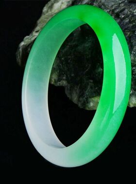 半绿半白玉石手镯冰透种飘阳绿