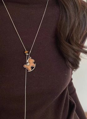 2025秋冬新款小马木纹高级吊坠长款毛衣链复古本命年好运精致配饰