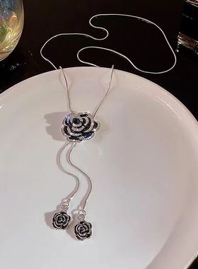 小香风山茶花毛衣链2025新款小众气质高级感黑色玫瑰吊坠花朵项链