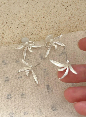 空谷幽兰~立体哑光鸢尾花耳环2026新款清冷感耳夹女小众百搭耳饰
