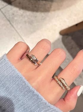 蛇形戒指女新款莫桑钻蛇骨指环食指精工戒时尚首饰玫瑰金黄金贝母