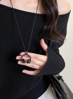 时髦好搭!金属耳机吊坠项链女2025新款高级感毛衣链独特个性配饰