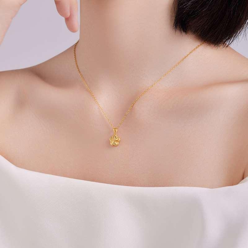 六桂福珠宝18K金桃花吊坠女款黄项链颈饰锁骨链生日礼物送女友 - 图1