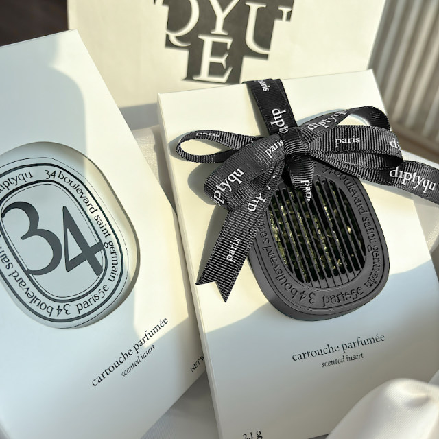 ປັບຕົວເຂົ້າກັບ Diptyque Diptyque car aromatherapy pendant, high-end women fragrance air outlet diffuser