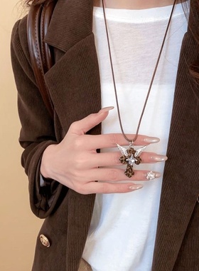 「遇见饰品MEET」咖色植绒十字架项链长款小众设计毛衣链配饰女