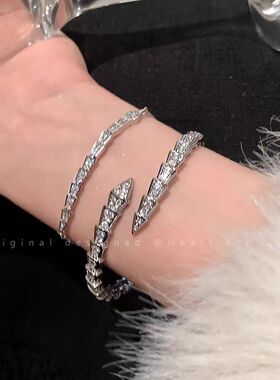 高级感灵蛇形锆石手链女生款手串银色轻奢小众精致手绳手饰品满钻