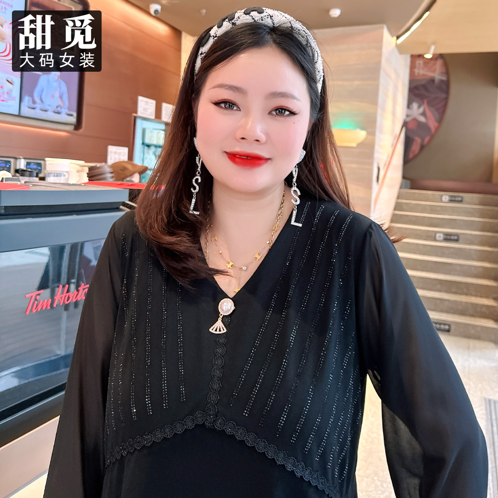 甜觅特大码女装2024春装胖mm300斤气质淑女精致烫钻显瘦V领打底衫-图1