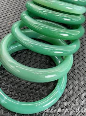 2026厂家巴西玛瑙手镯窄版玉髓镯冰润绿色玉髓镯地摊促销活动玉镯