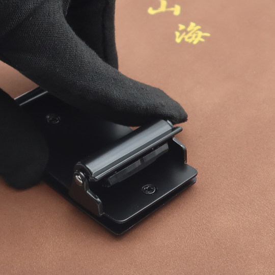 Toothless belt buckle without internal holes