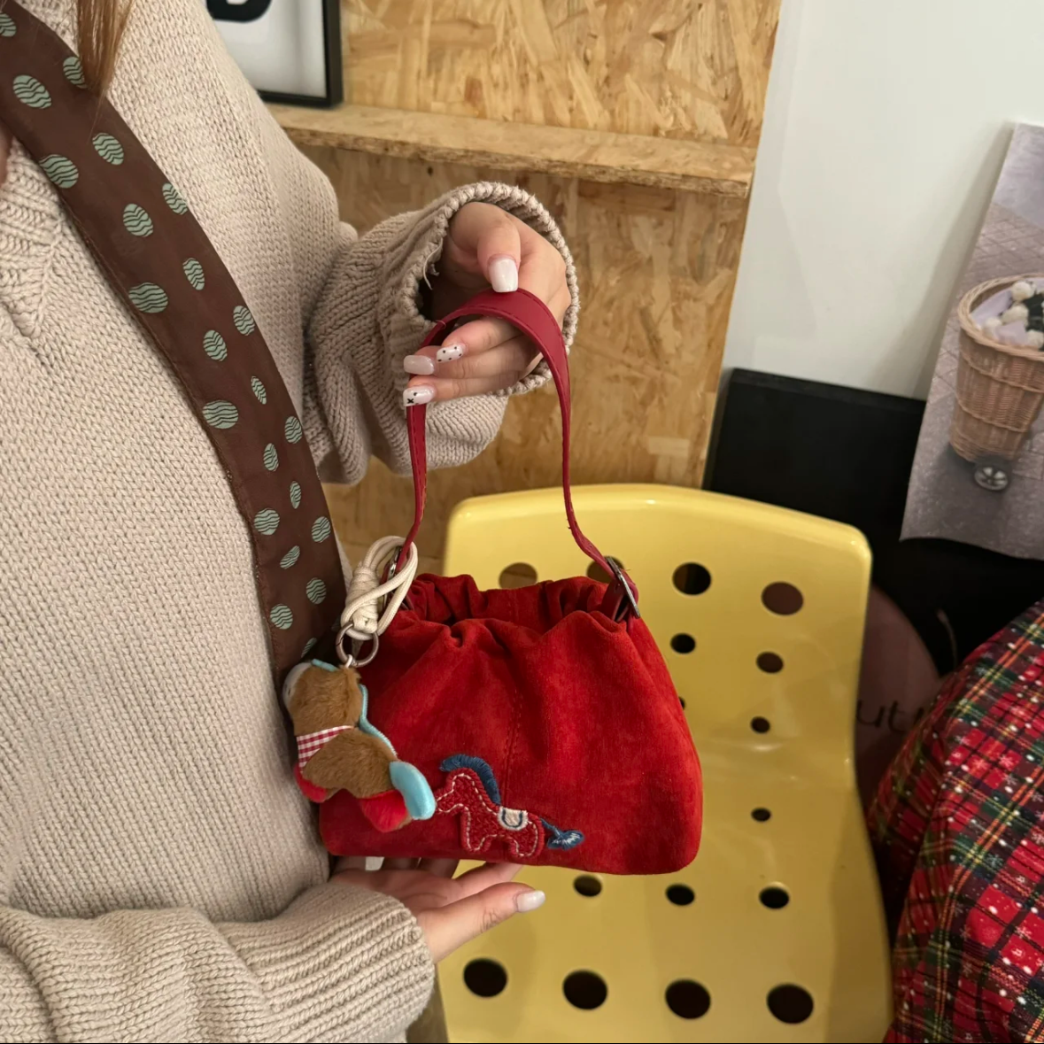 小众原创新年可爱小马手提包2026新款刺绣水桶包高级感单肩斜挎包,淘宝优惠券,粉丝福利购,淘宝优惠卷