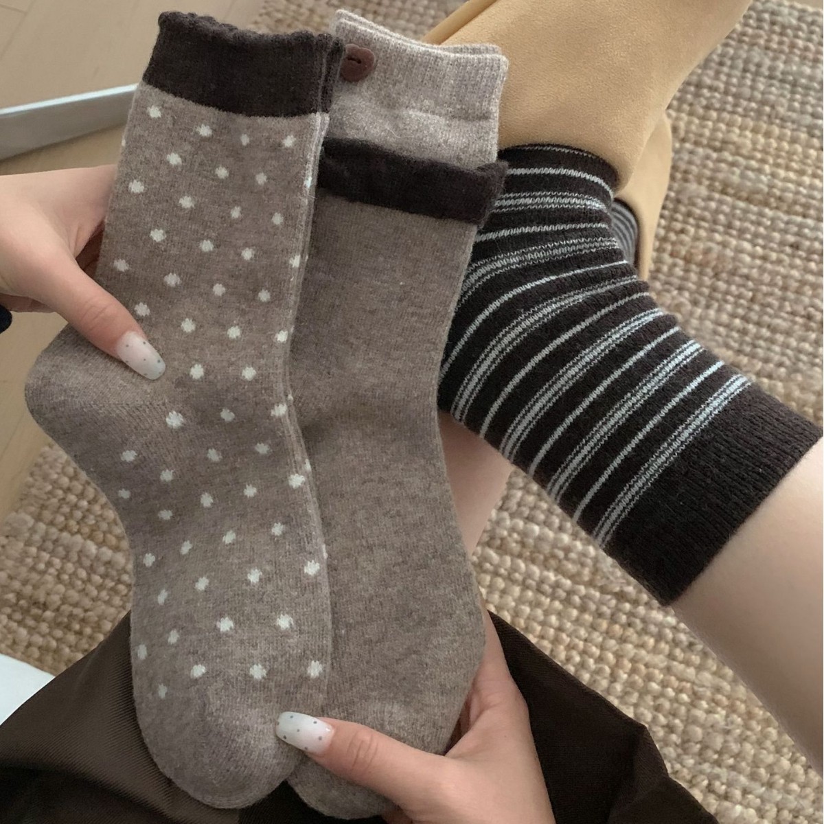 咖色美拉德秋冬加厚保暖羊毛袜子女木耳边无骨堆堆袜ins - 图1